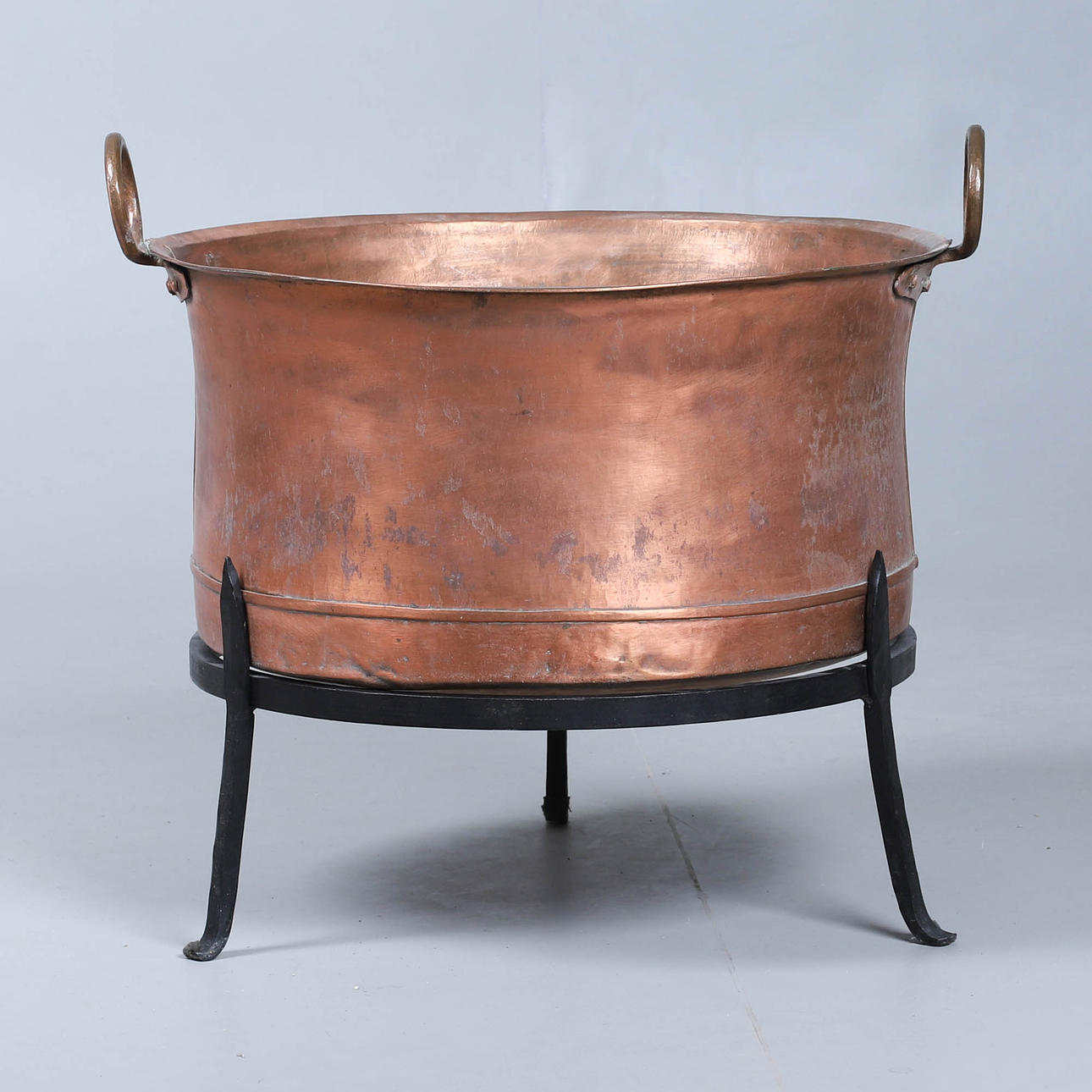 KUPARINEN VUOKA JALKATELINEELLÄ.