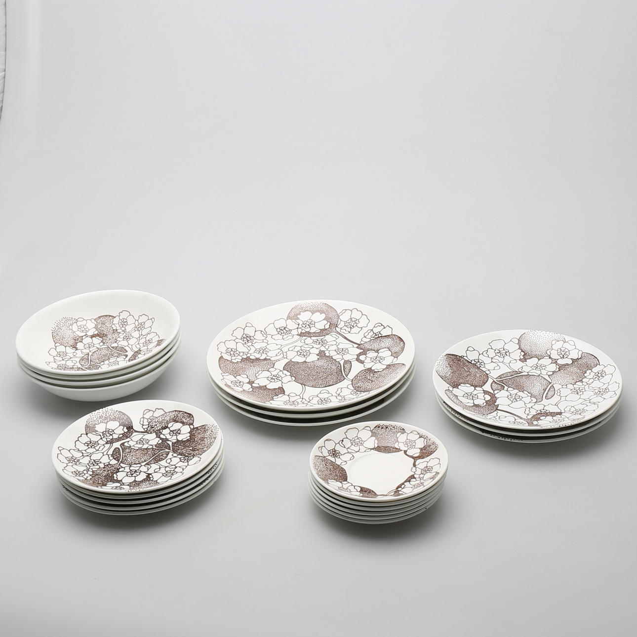 PAUL HOFF. Servisdelar av benporslin, 21 st. "Emma" Gustavsberg 1971-77.