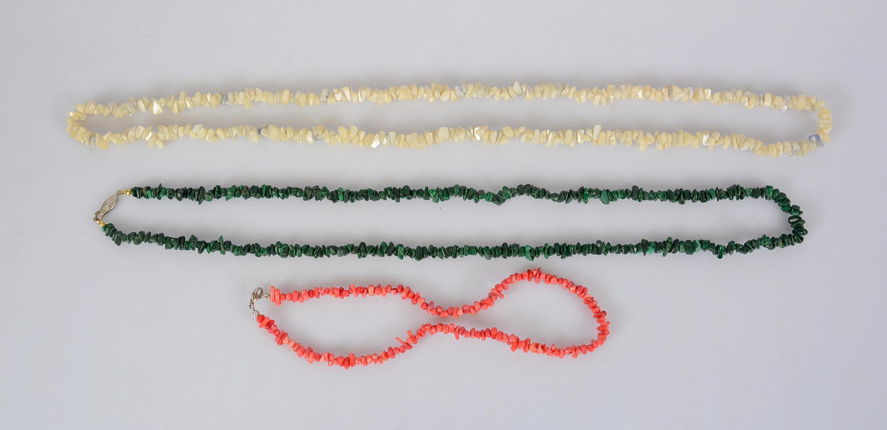 HALSBAND, 3-stycken, pärlemo, malakit och korall.