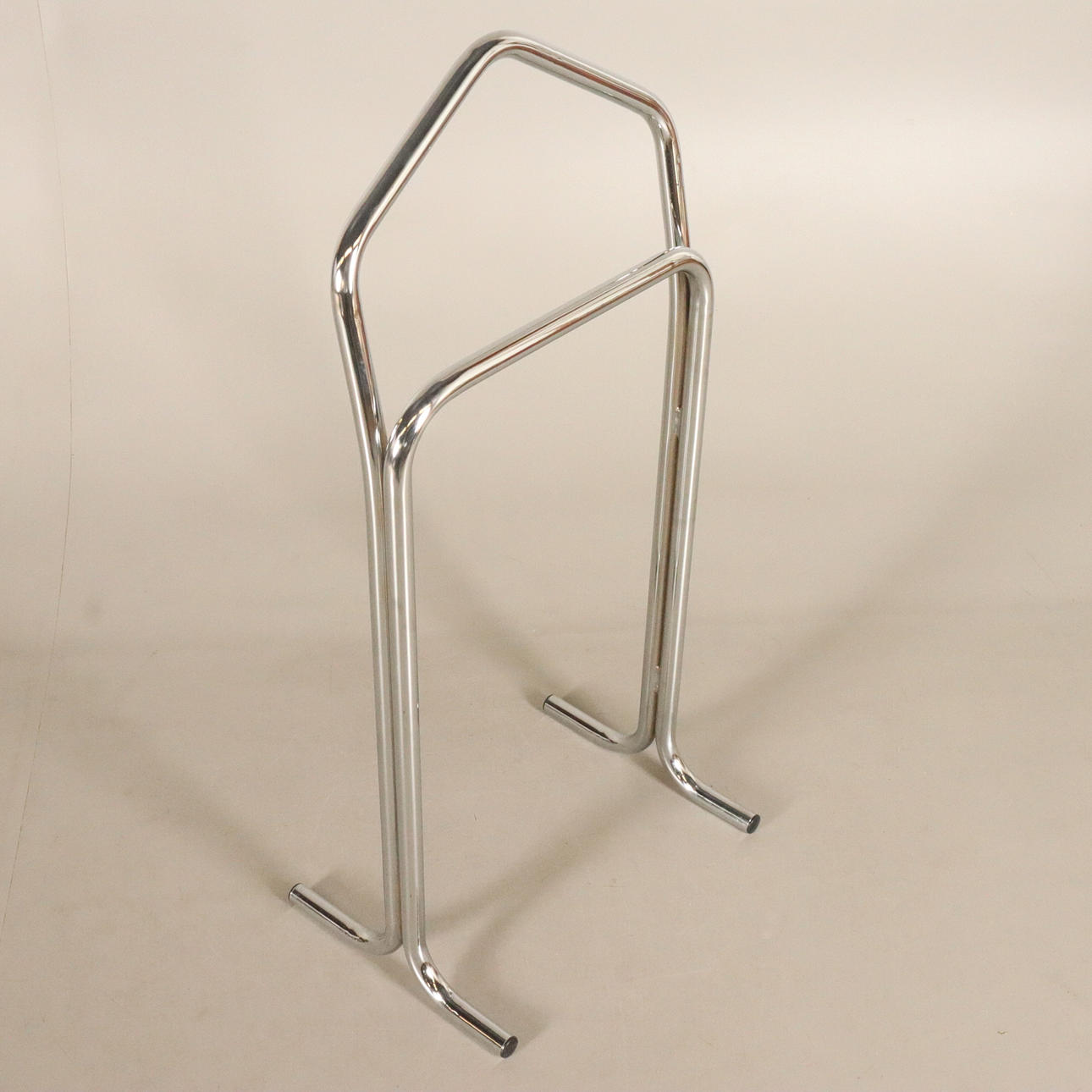 HERRBETJÄNT, kromade stålrör.