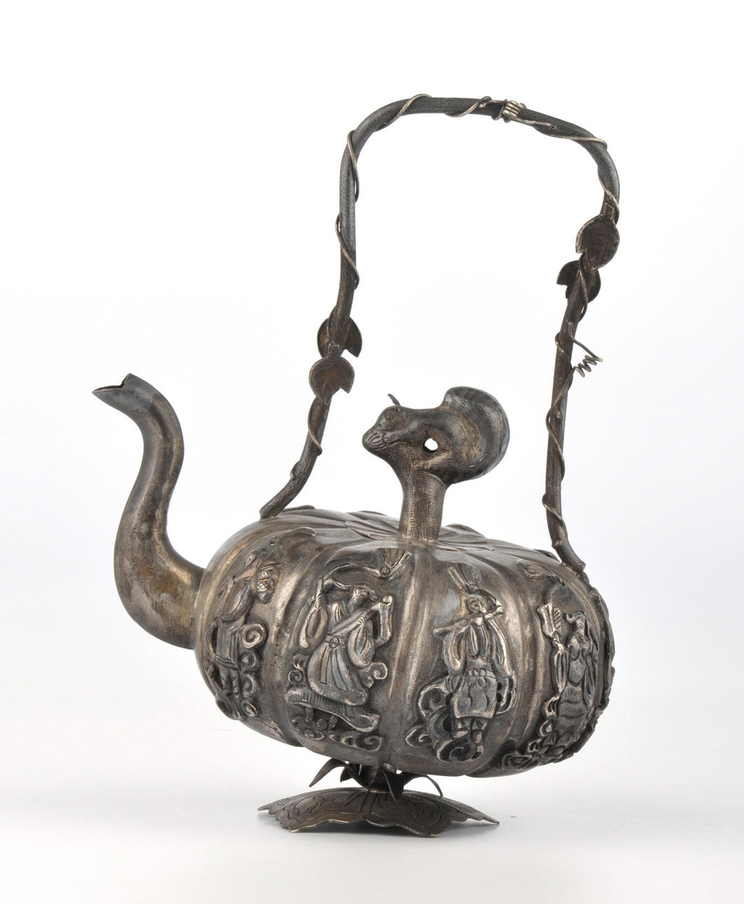 TEEKANNE, CHINA. Pumpa formad kropp, vägg som visar de 8 odödliga.