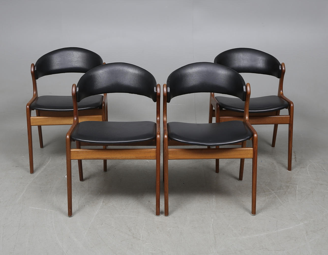 STOLAR, 4 stycken, teak/svart galon, möljigen Danmark.1900-talets tredje kvartal.