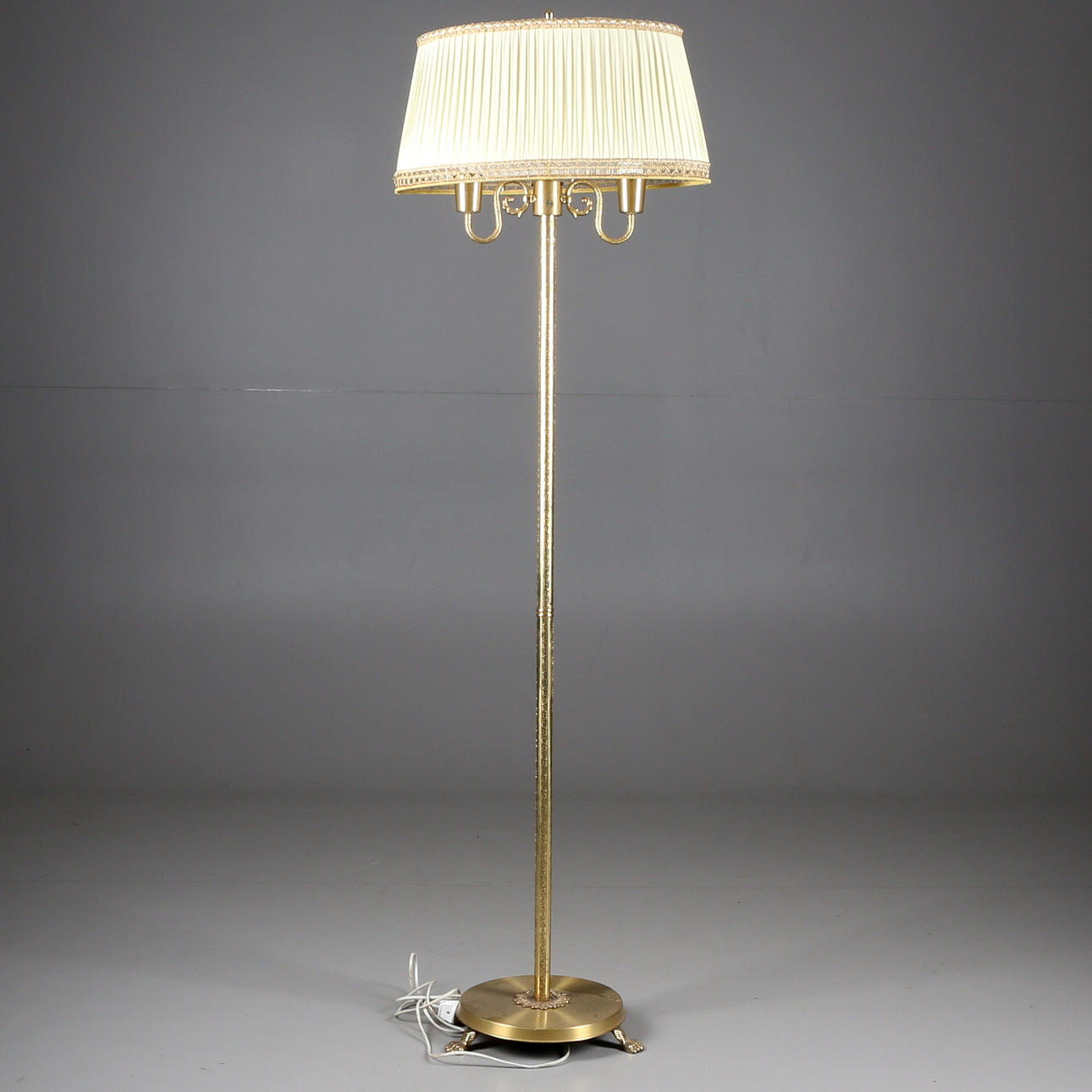 GOLVLAMPA, Ludwig XVI-stil, förgylld mässing, 1900-tal.