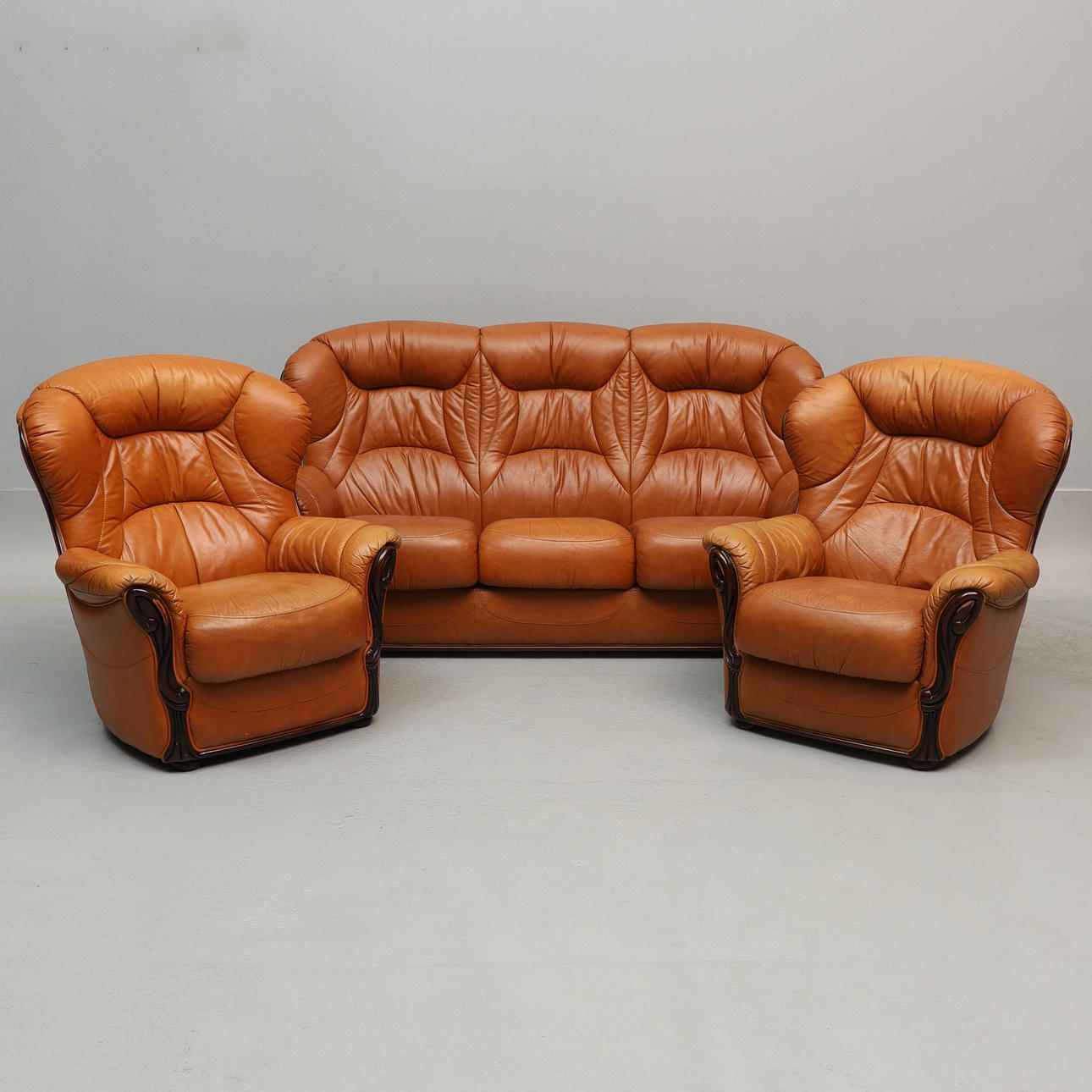 SOFFGRUPP, skinn och trä, 3 delar, 1900-tal.