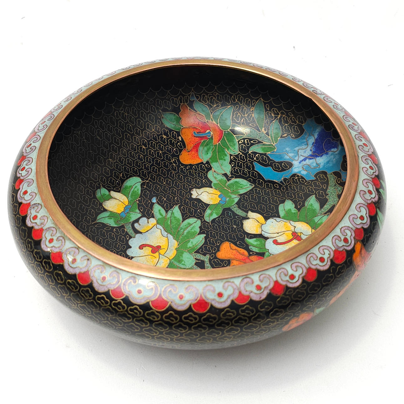 CHINESISCHE CLOISONNE-EMAILSCHALE MIT BLUMENMOTIV.