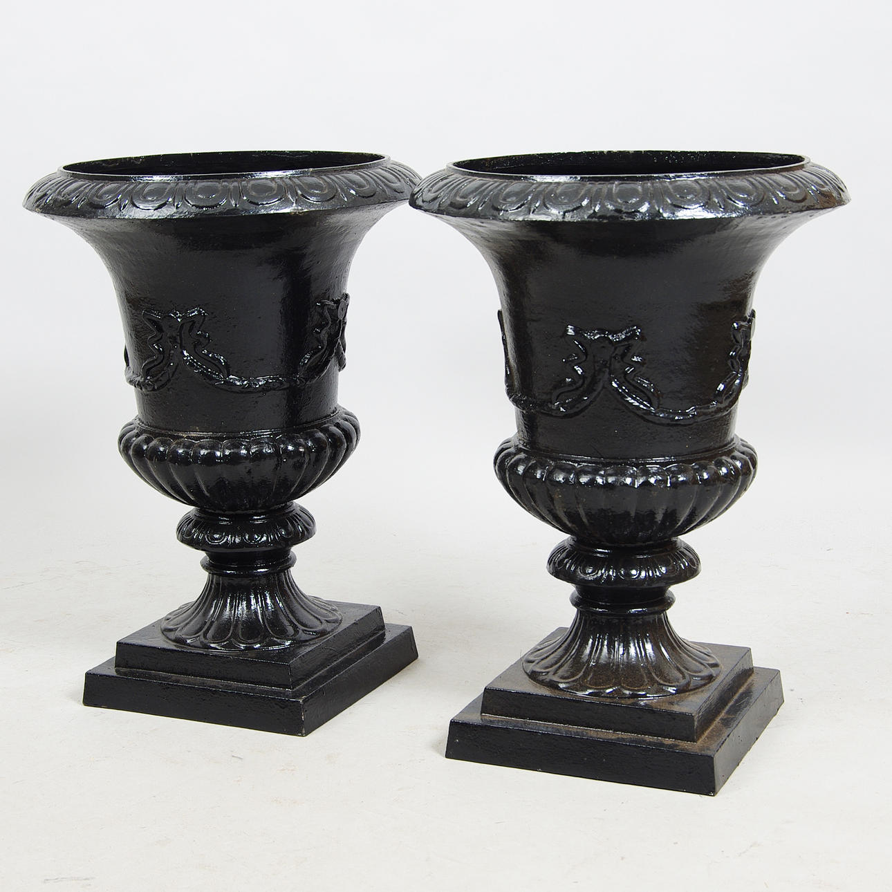 TRÄDGÅRDSURNOR, 1 par, gjurtjärn, svartmålade, samtida.