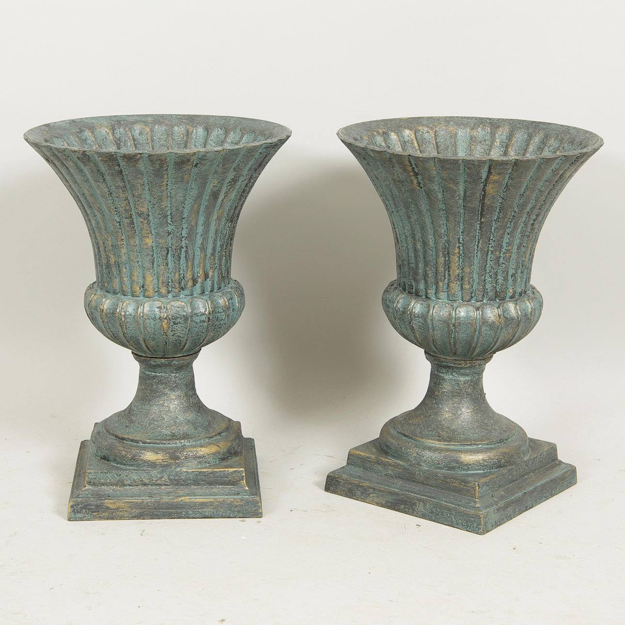 URNOR, 1 par, målat gjutjärn, samtida.