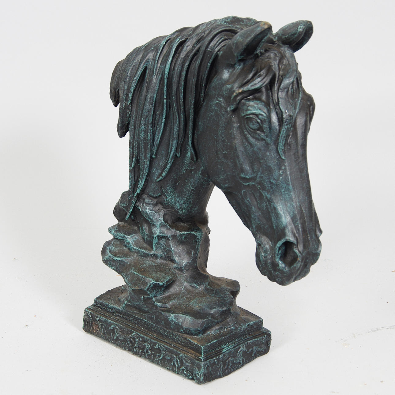 HÄSTHUVUD, målat gjutjärn, samtida.