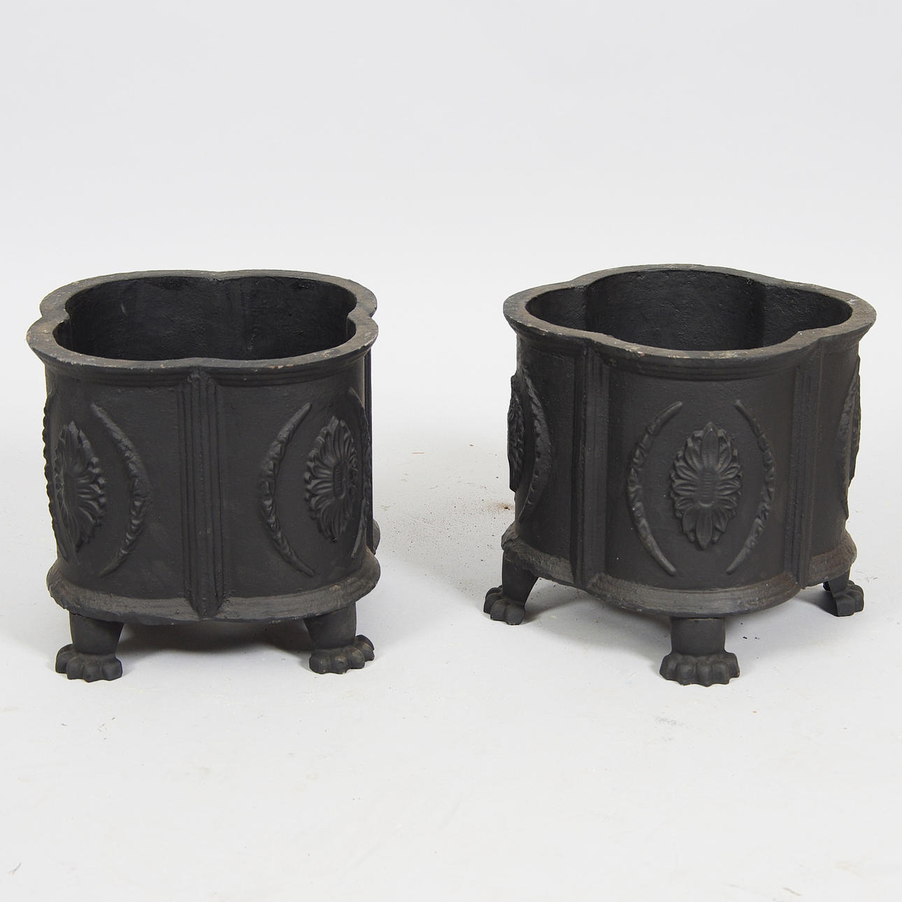 KRUKOR, 1 par, målat gjutjärn, samtida.