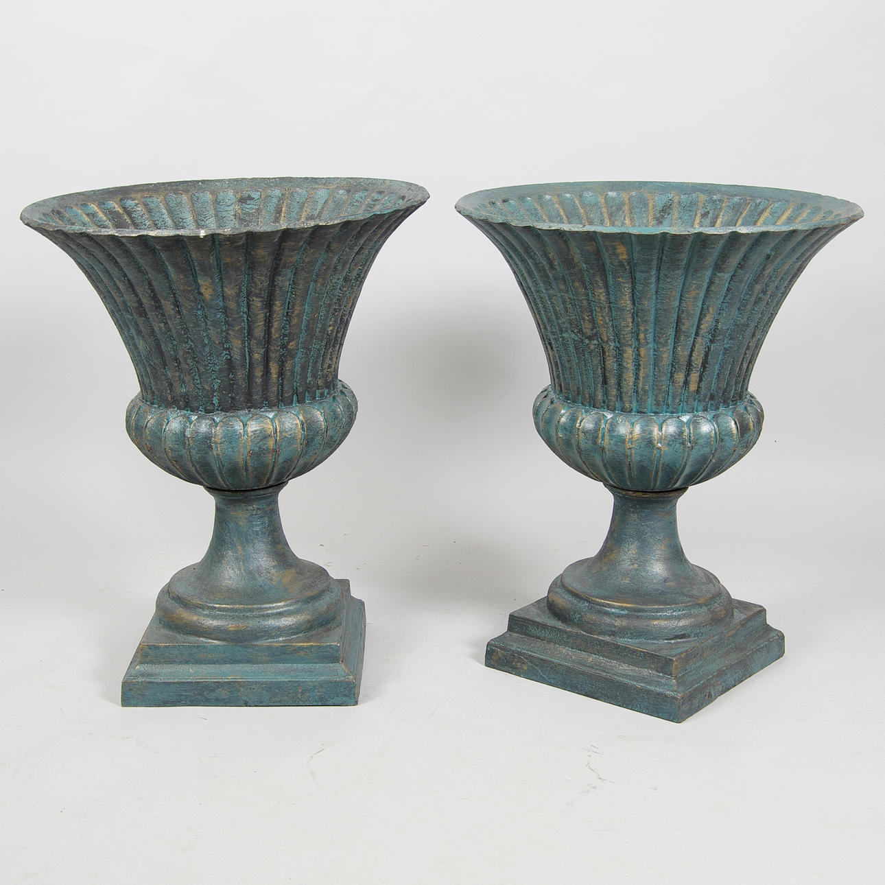 URNOR, 1 par, målad gjutjärn, samtida.