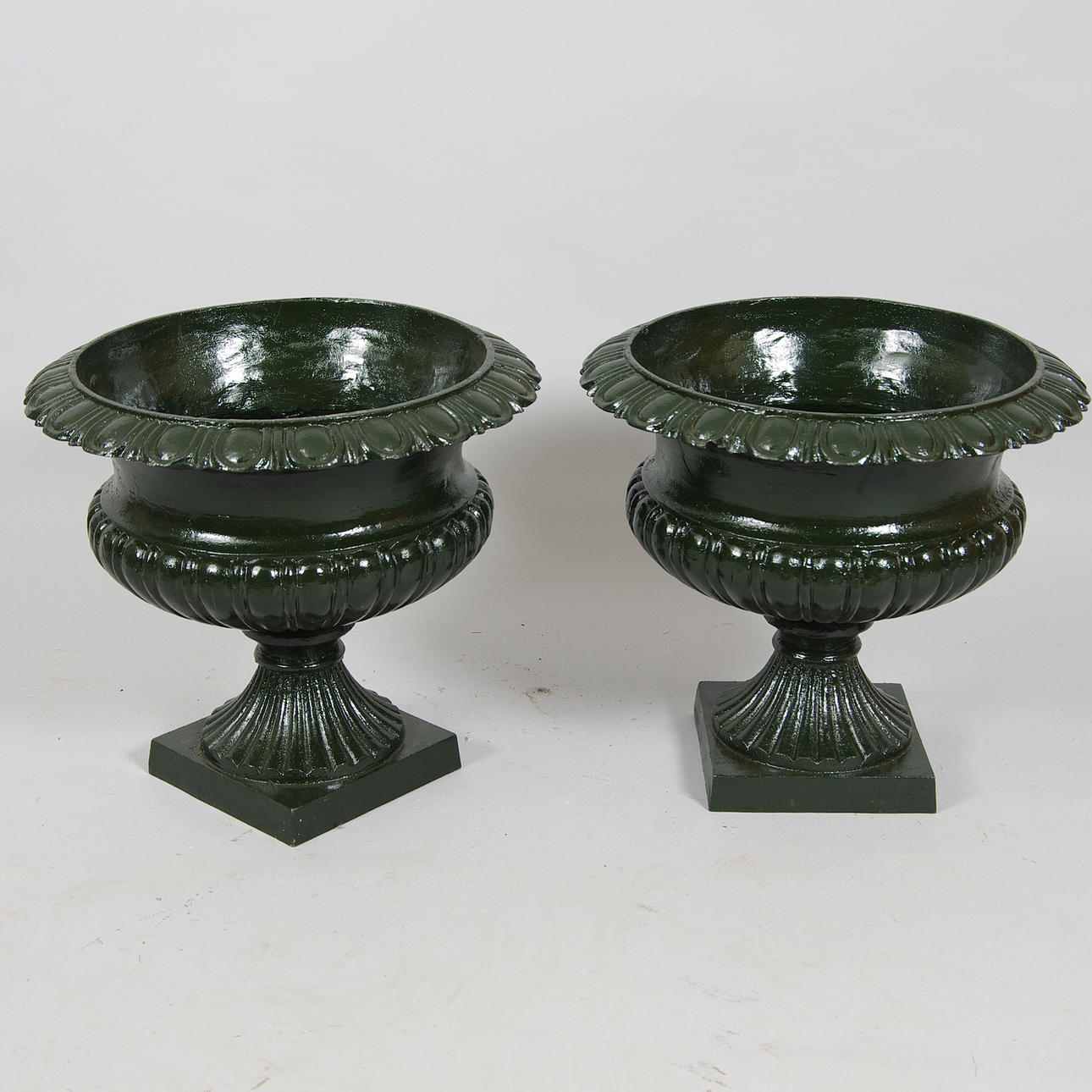 URNOR, 1 par, målat gjutjärn, samtida.