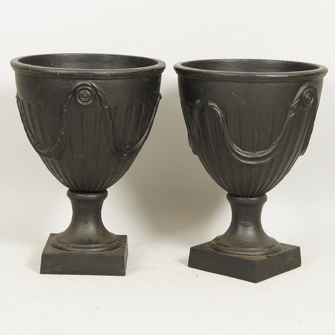 URNOR, 1 par, målat gjutjärn, samtida.