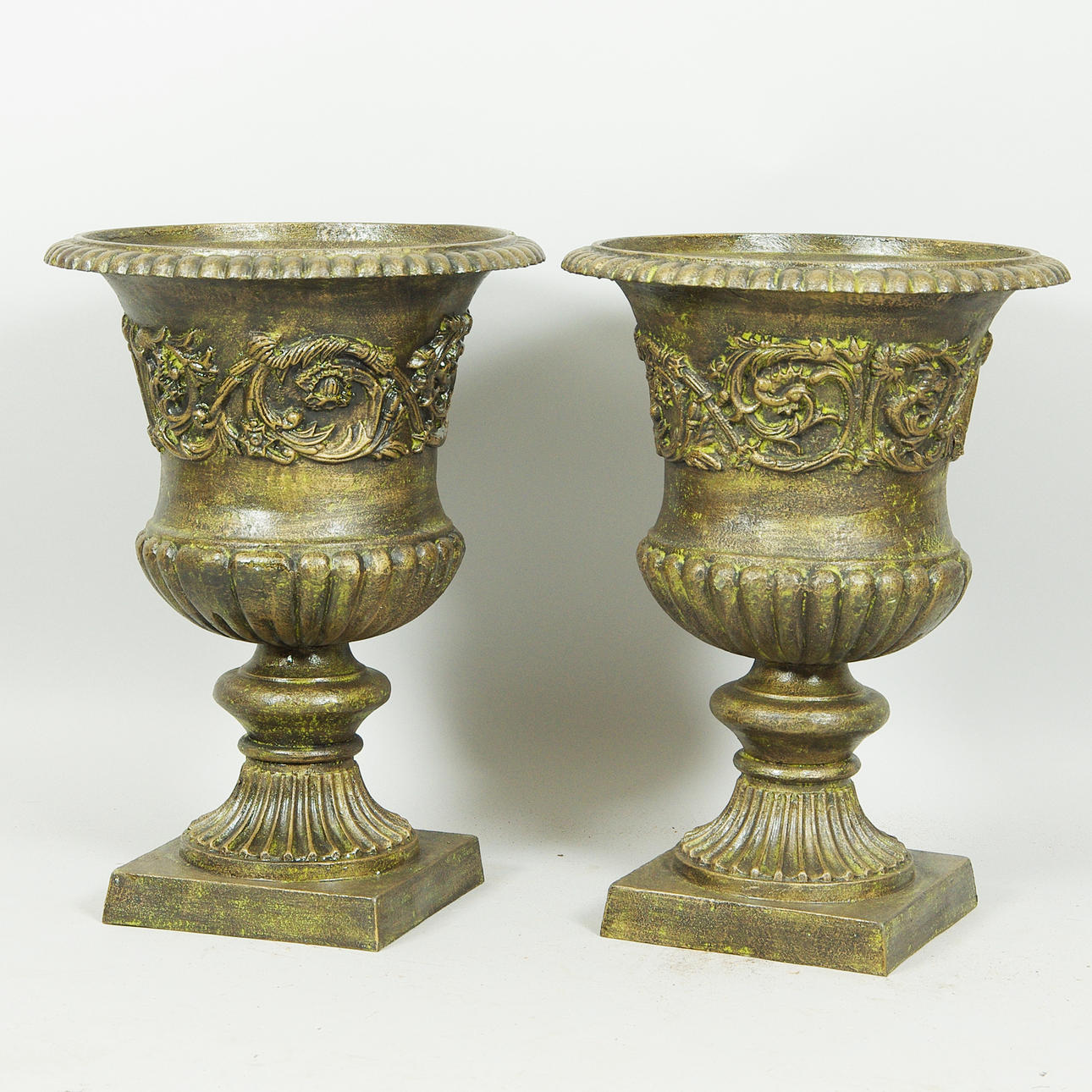 URNOR, 1 par, målad gjutjärn, samtida.