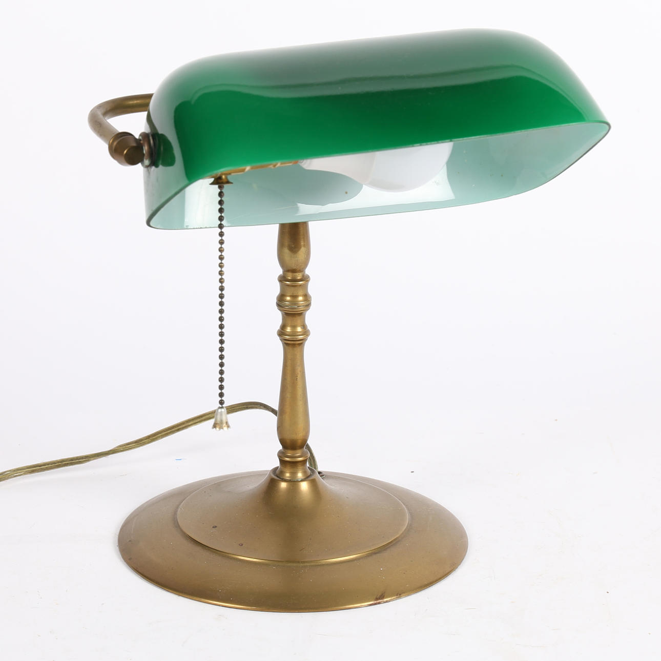 EN MESSING BORDLAMPE MED GRØN GLASSKÆRM.