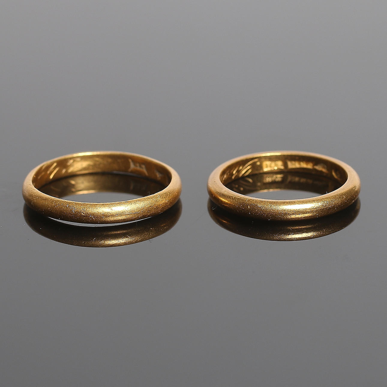 RINGAR, 2 st, 23k guld, Hudiksvall, 1945 respektive 1947. Vikt 10 gram.