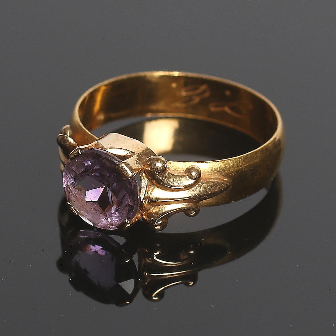 RING, 23k guld med ametist, G. Lundin, Hudiksvall, 1930. Totalvikt 5 gram.