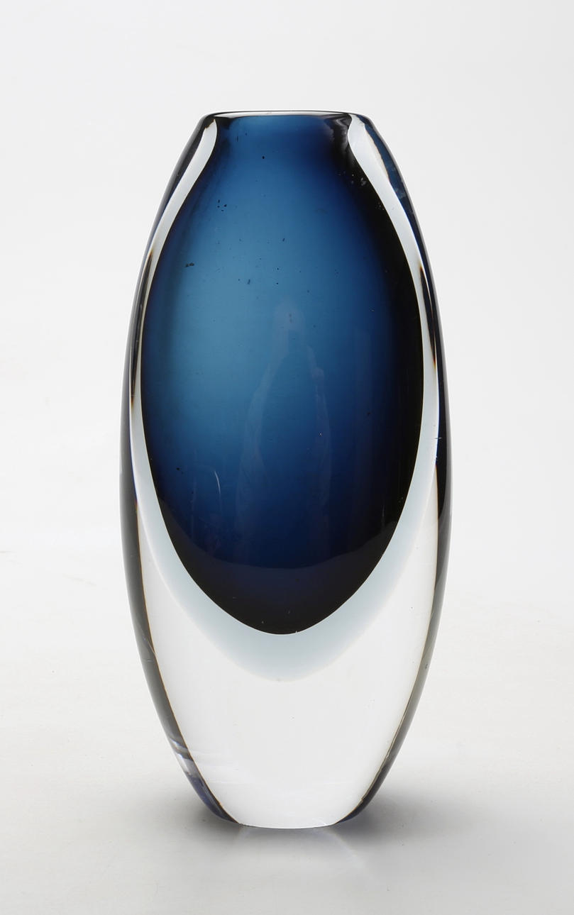 VICKE LINDSTRAND. Konstglas, vas, Kosta, 1900-talets mitt.