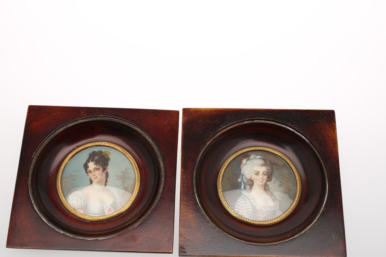 MINIATYRMÅLNINGAR, ett par, signerade.