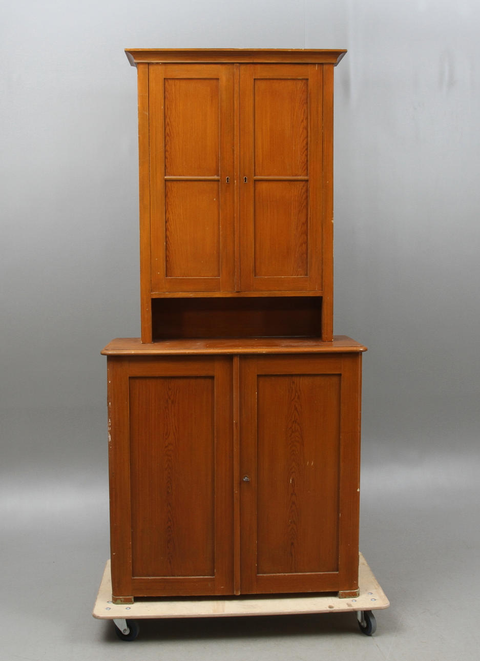 SKÄNKSKÅP, 2 delar, omkring 1900.