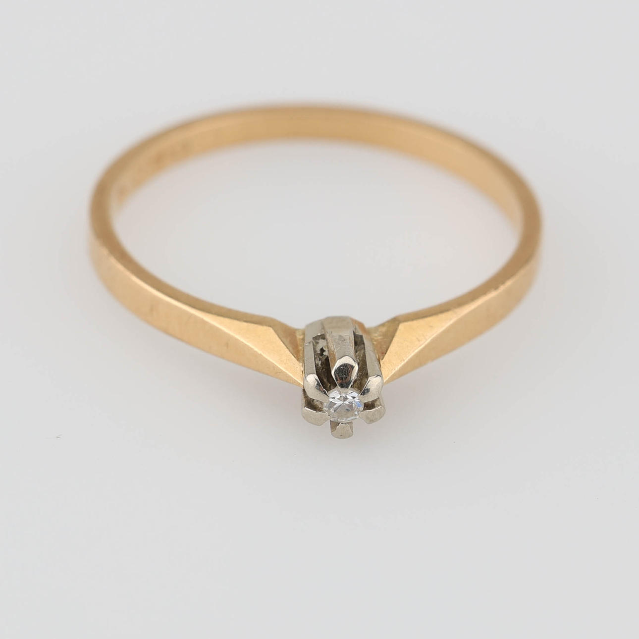 RING, 18K gold with small diamond 0.02 ct.