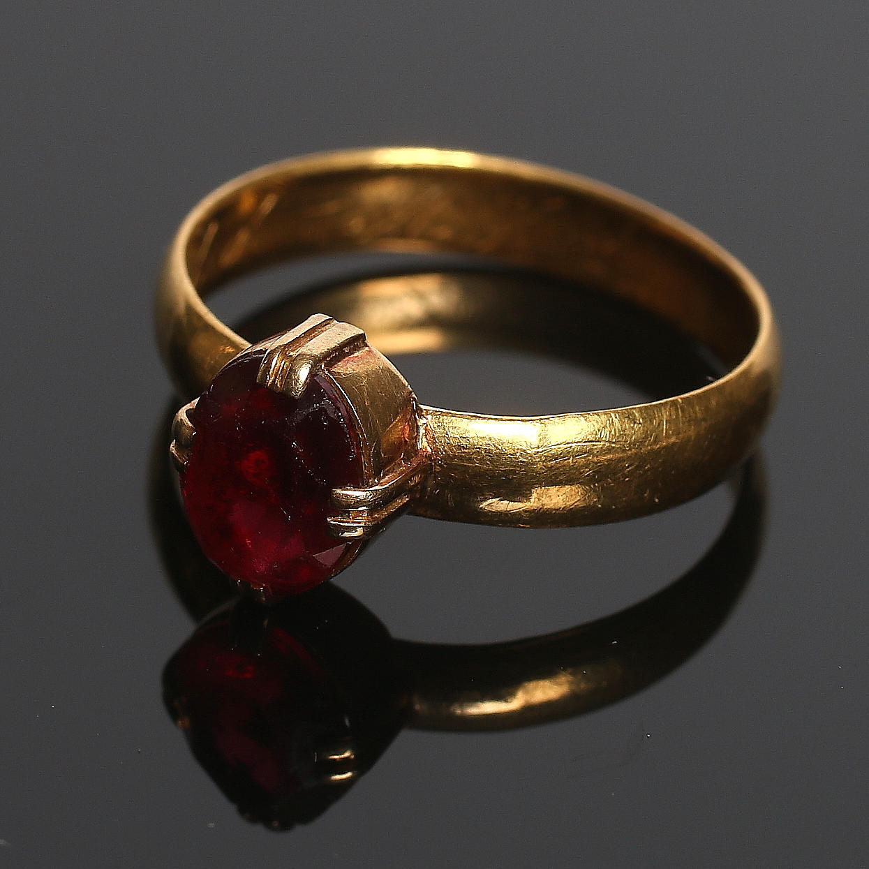 RING, 23k guld samt röd sten, Johan Axel Öberg, Hudiksvall, 1888. Totalvikt 5 gram.