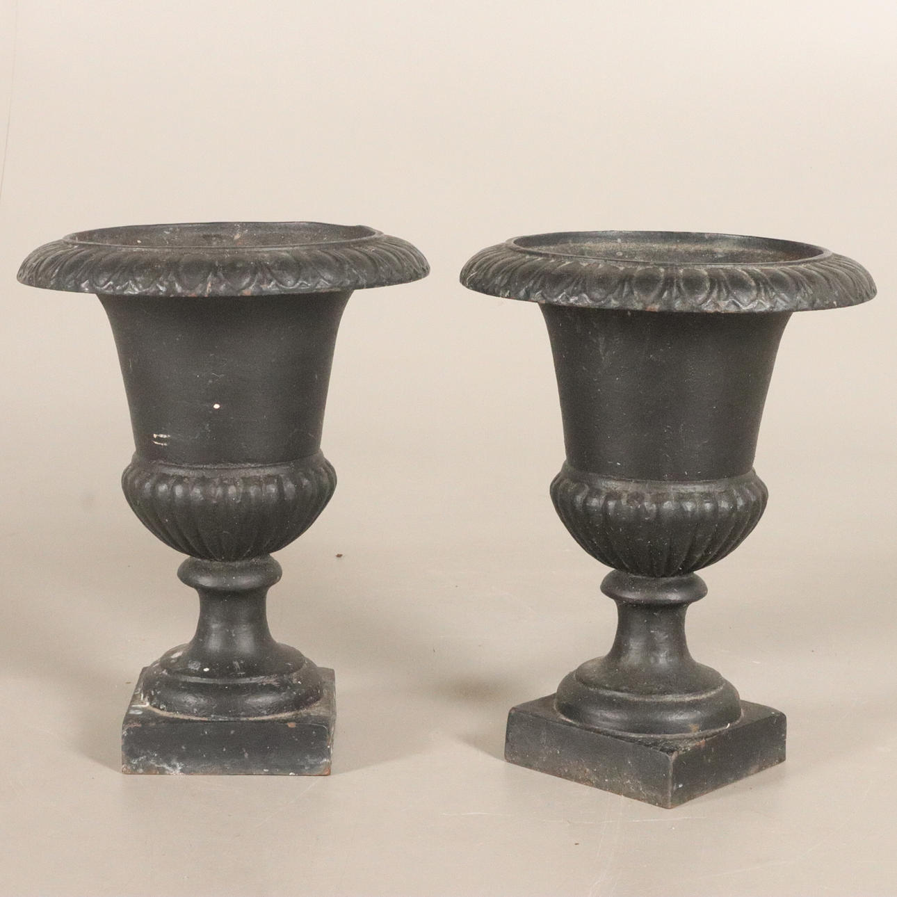 1 par de urnas, de metal.