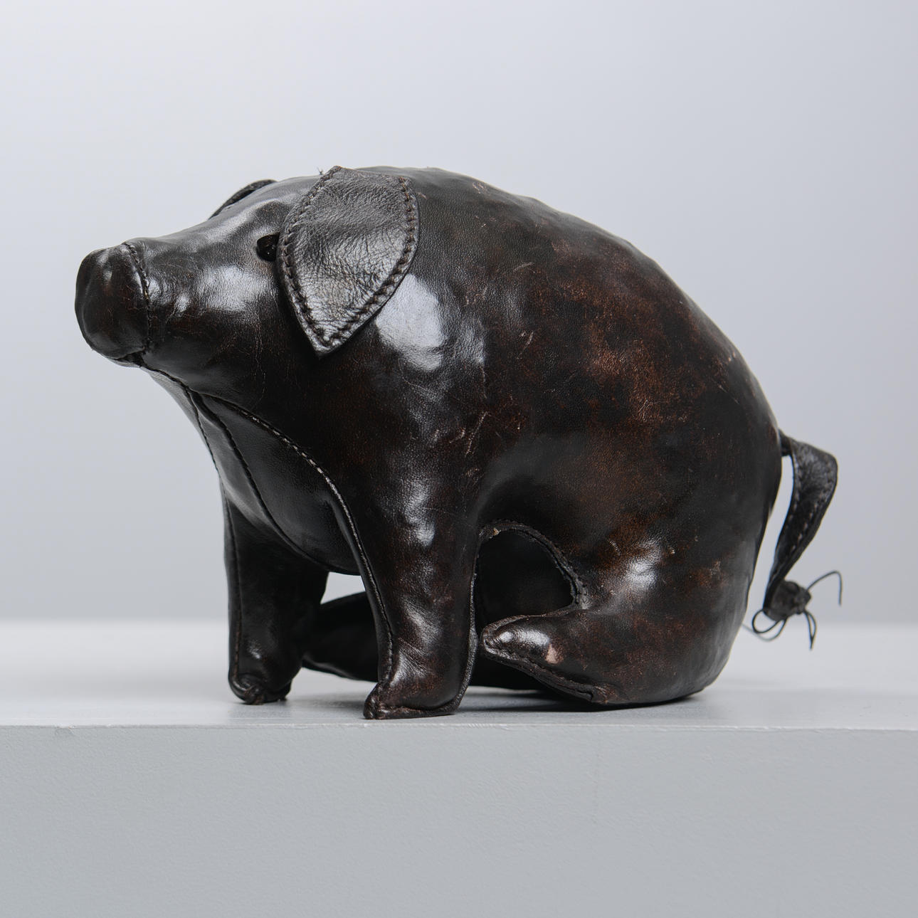 PIG, Leder, möglicherweise Omersa & Co, England.