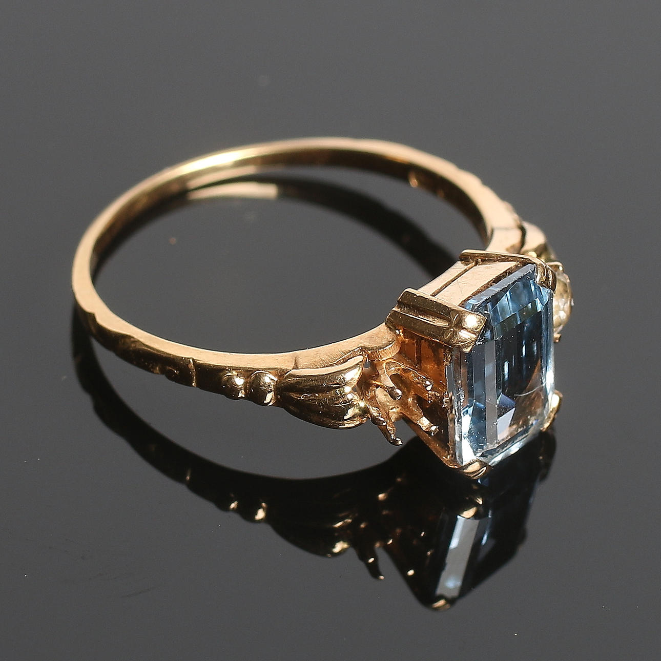 RING, 18k guld med smaragdslipad blå samt vit sten, K & E Carlsson, Göteborg, 1950.