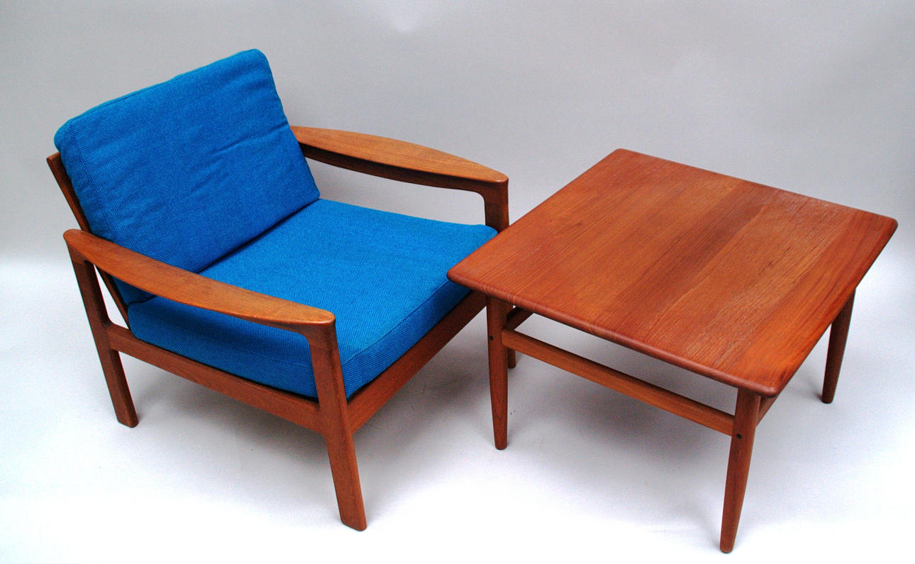 NIELS BACH. FÅTÖLJ & BORD, Danmark, Royal Scandinavia, Comfort.