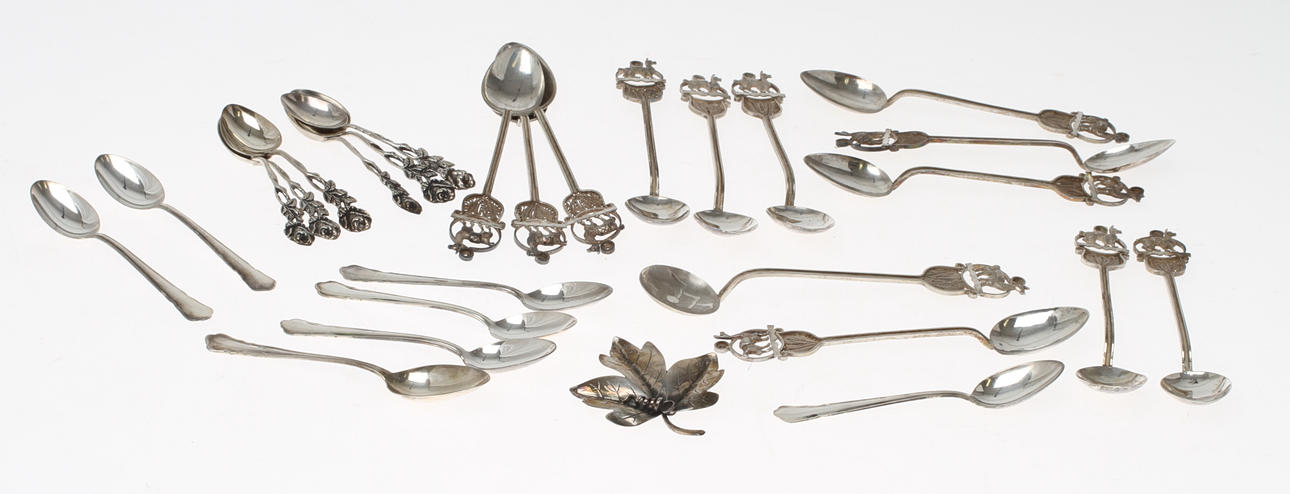 PARTI SILVER, skedar och brosch, vikt ca 293 g.