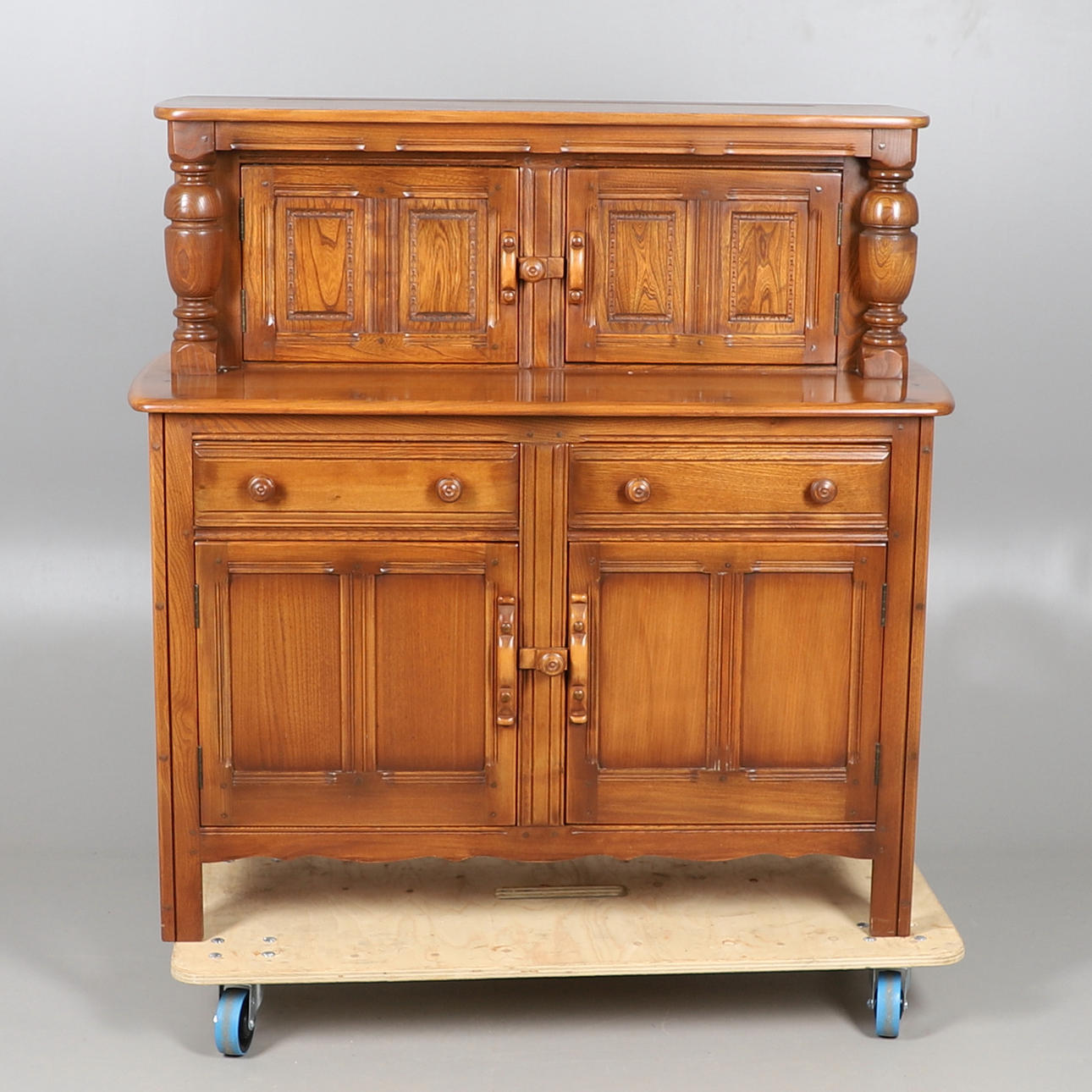 EIN HOFSCHRANK VON ERCOL.