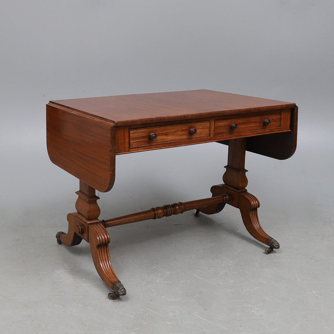 UNA MESA DE SOFÁ REGENCY DE CAOBA.