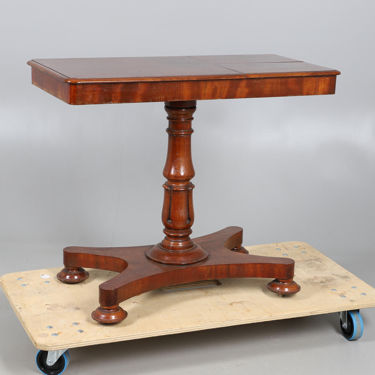 UNA MESA DE LECTURA DE CAOBA DE GUILLERMO IV.