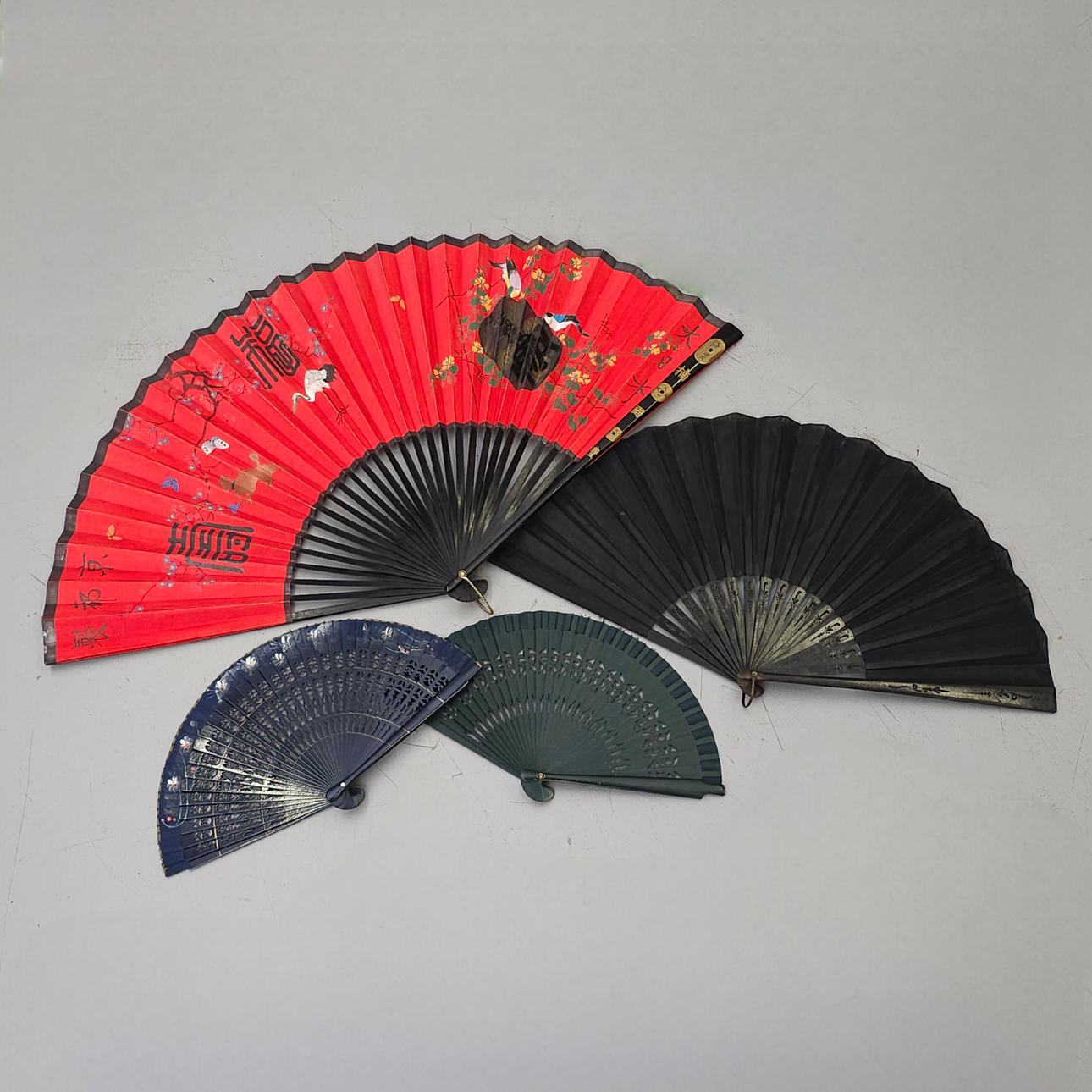 CUATRO ABANICOS ANTIGUOS. UNO PERICÓN.