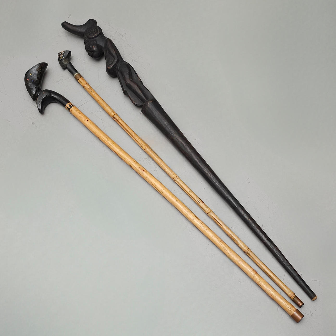 TRE TRÆSTOKKE. EGYPTERE OG AFRIKANERE.