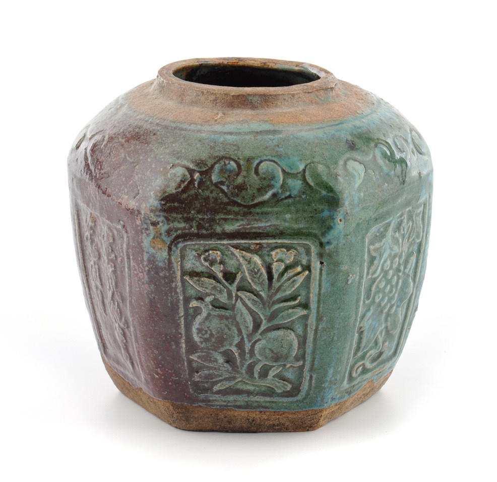 KERAMIKGEFÄSS, SIGNIERT. Sexkantigt kärl, ”oren” celadon glasyr, 6 reserver.