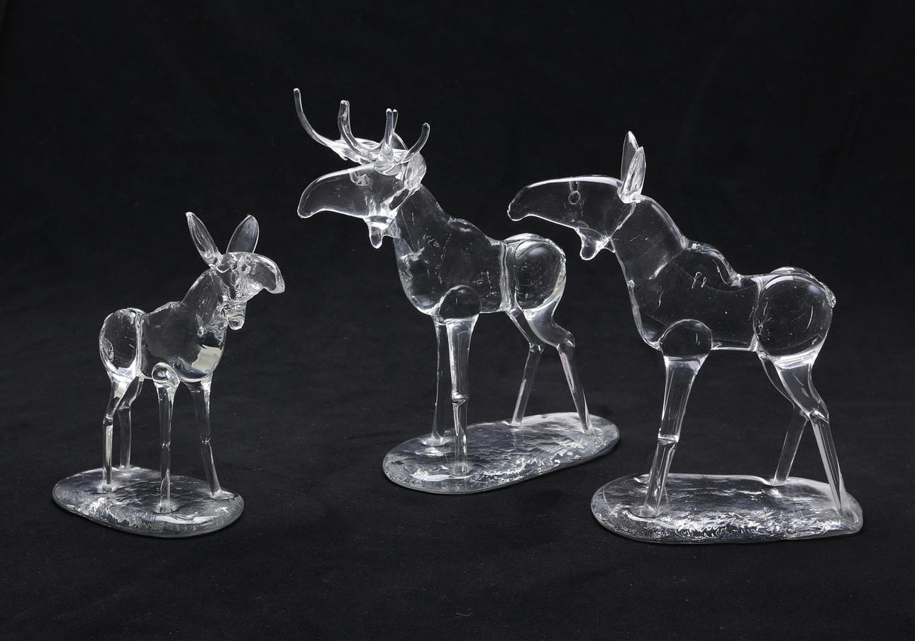 KONSTGLAS, 3 delar, Älgfamilj, 1900-tal.