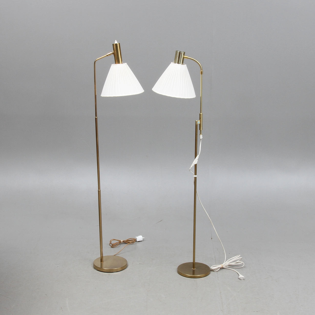 GOLVLAMPOR, 2 st, mässing, varav en Bergboms, 1900-talets andra hälft.