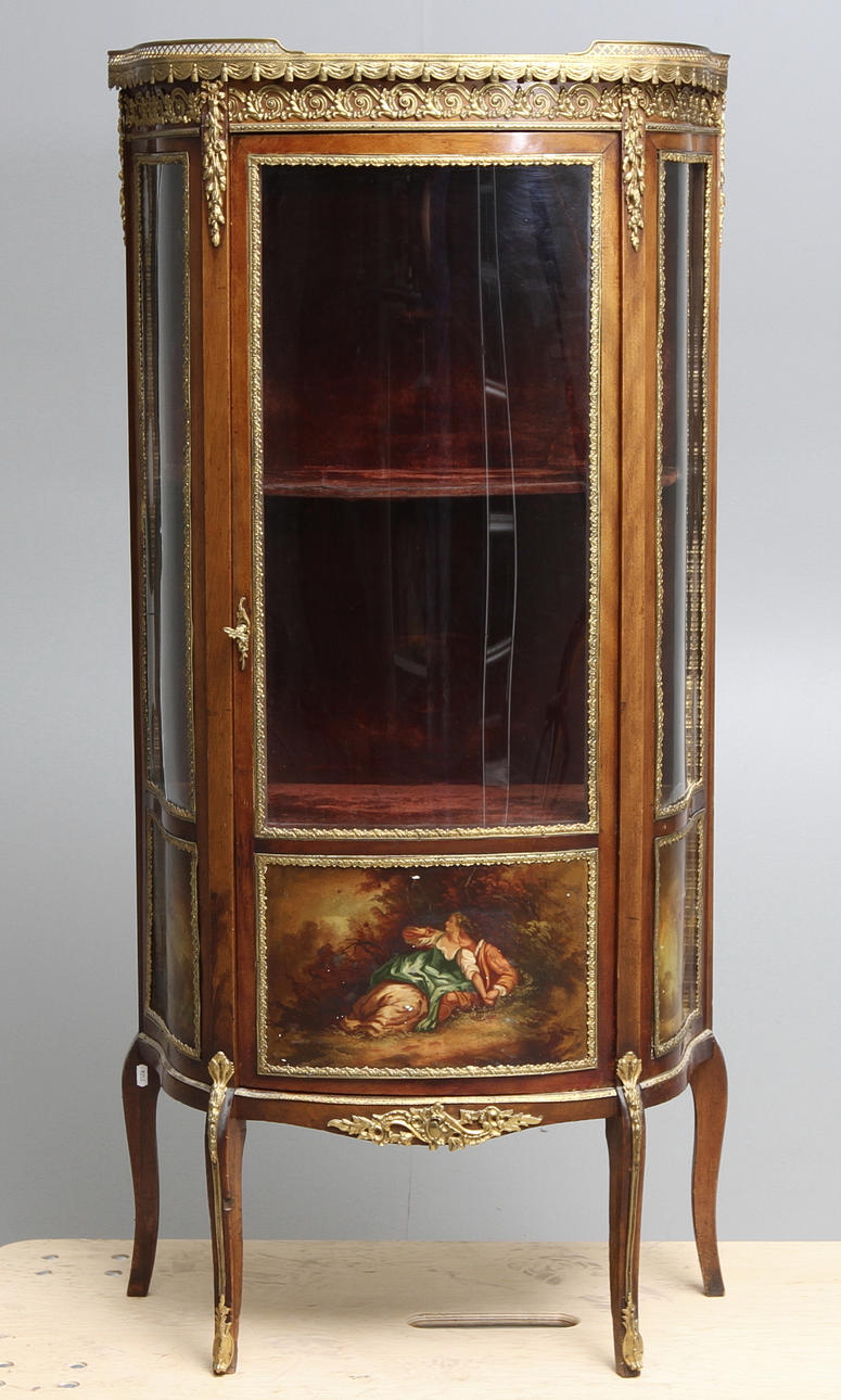 VITRINSKÅP, Louis VXI-stil, 1900-tal.