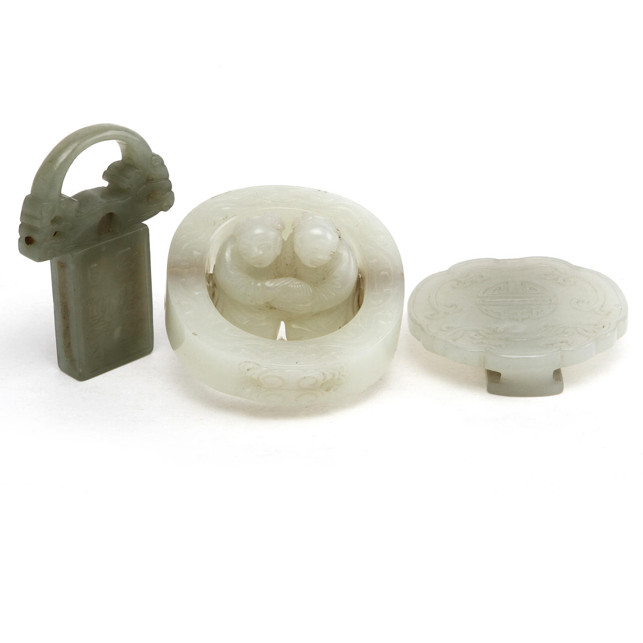 AMULETTER, 1 st av jadeit samt 2 st av nefrit. Kina 1800-tal.