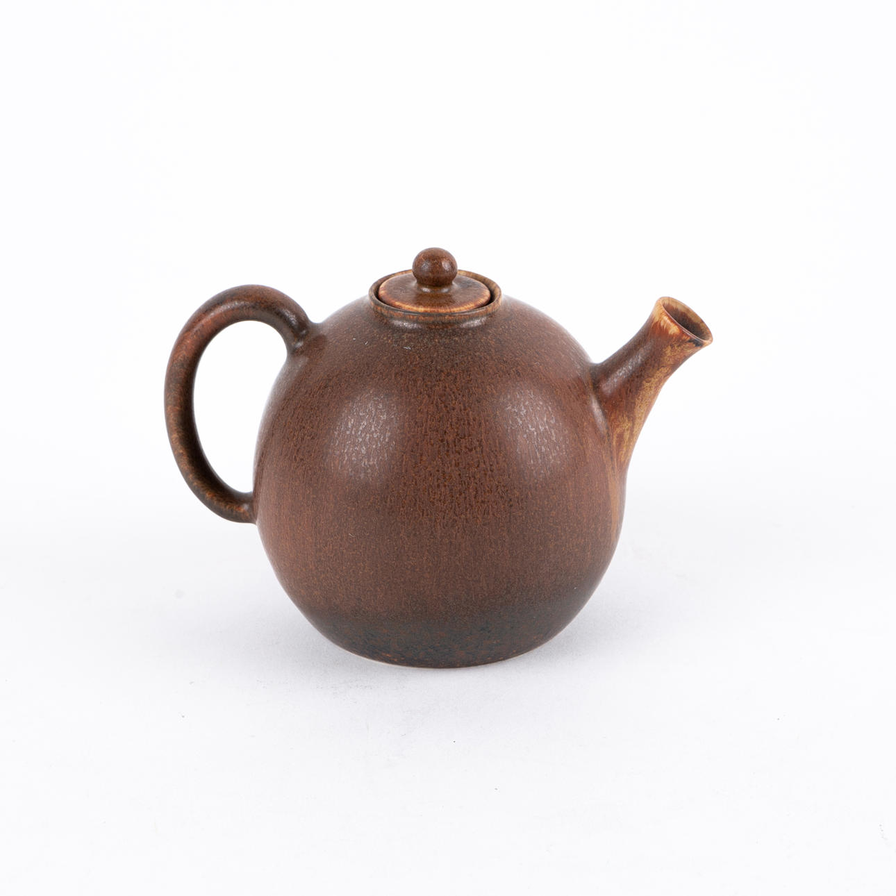 CARL-HARRY STÅLHANE. Una tetera, Rörstrand, de gres, firmada.