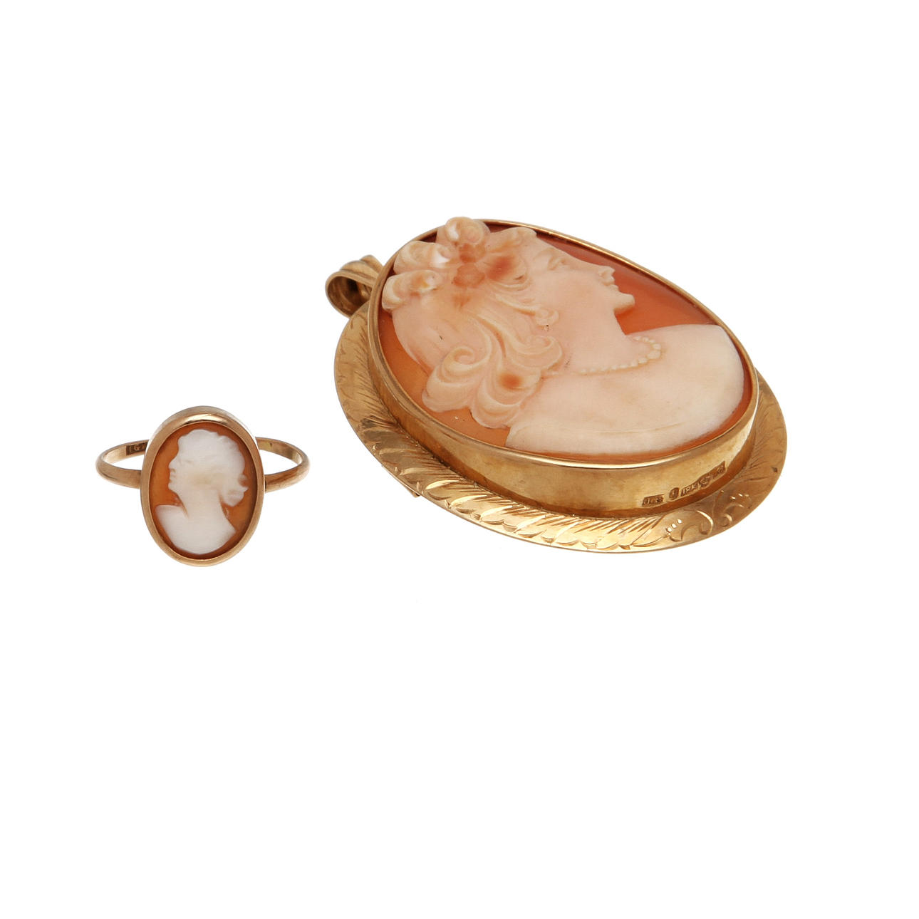 RING samt, HÄNGE/BROSCH, 18K rödguld snäckskalscame. Vikt 11,9 g.