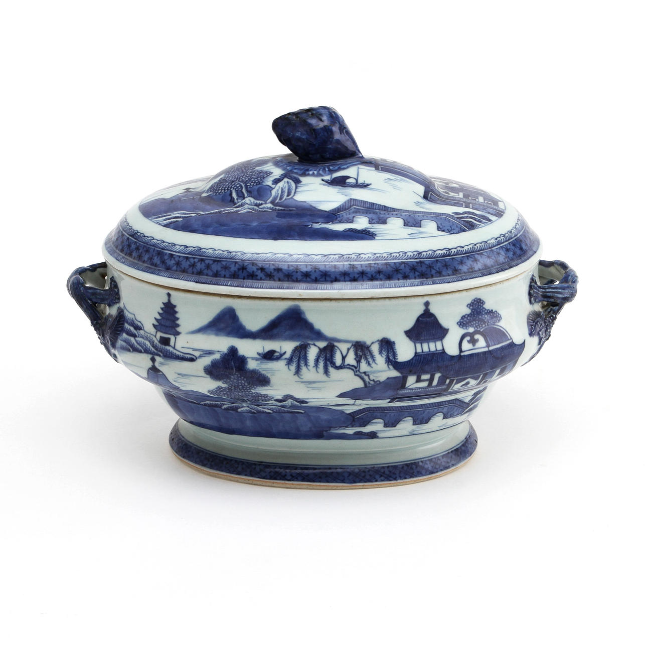 TERRIN MED LOCK, porslin. Kina omkring 1800.