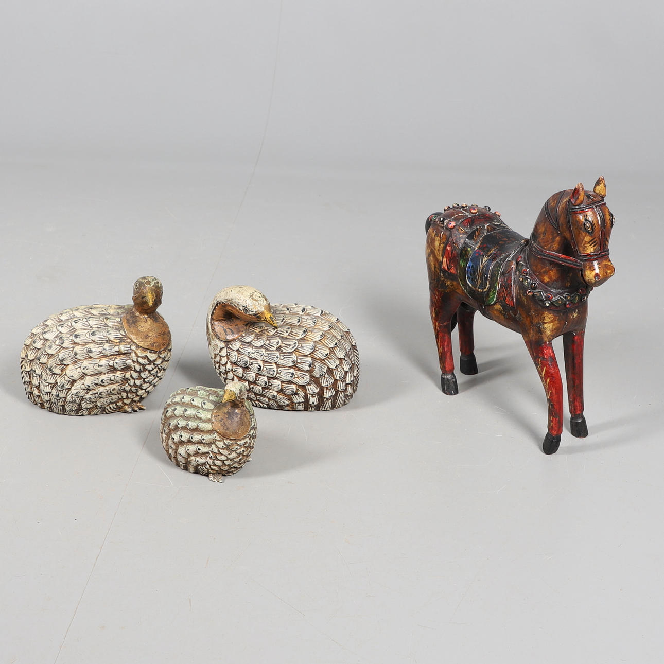 STOR POLYKROMMÅLAD TRÄHÄST & TRE FÅGLAR.