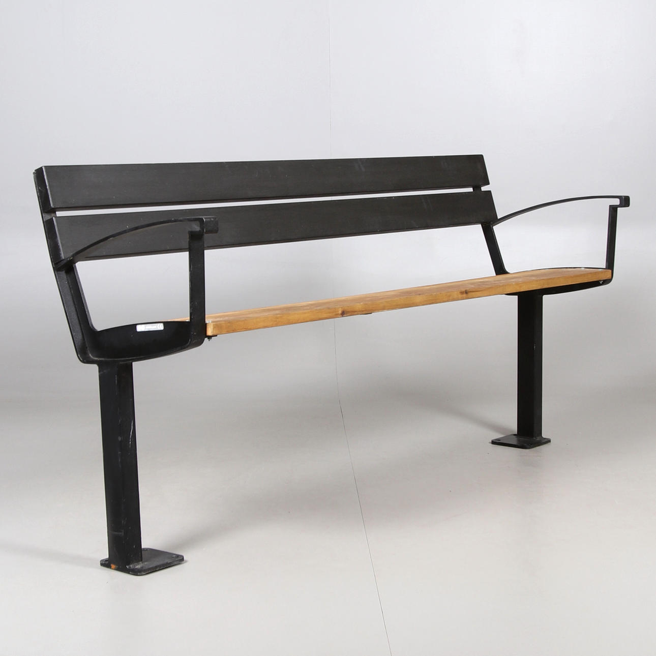 En havebænk, metal, træ, 21. århundrede.