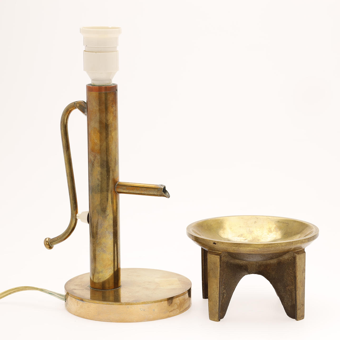 Bordlampe af messing og kobber samt en opsats af bronze, (2).