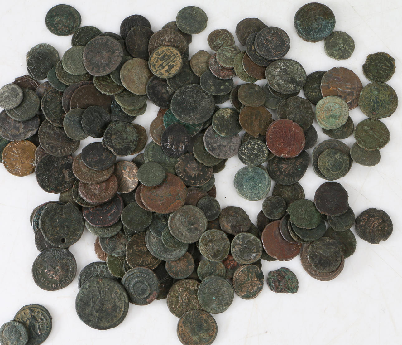 UNA COLECCIÓN DE MONEDAS ROMANAS.