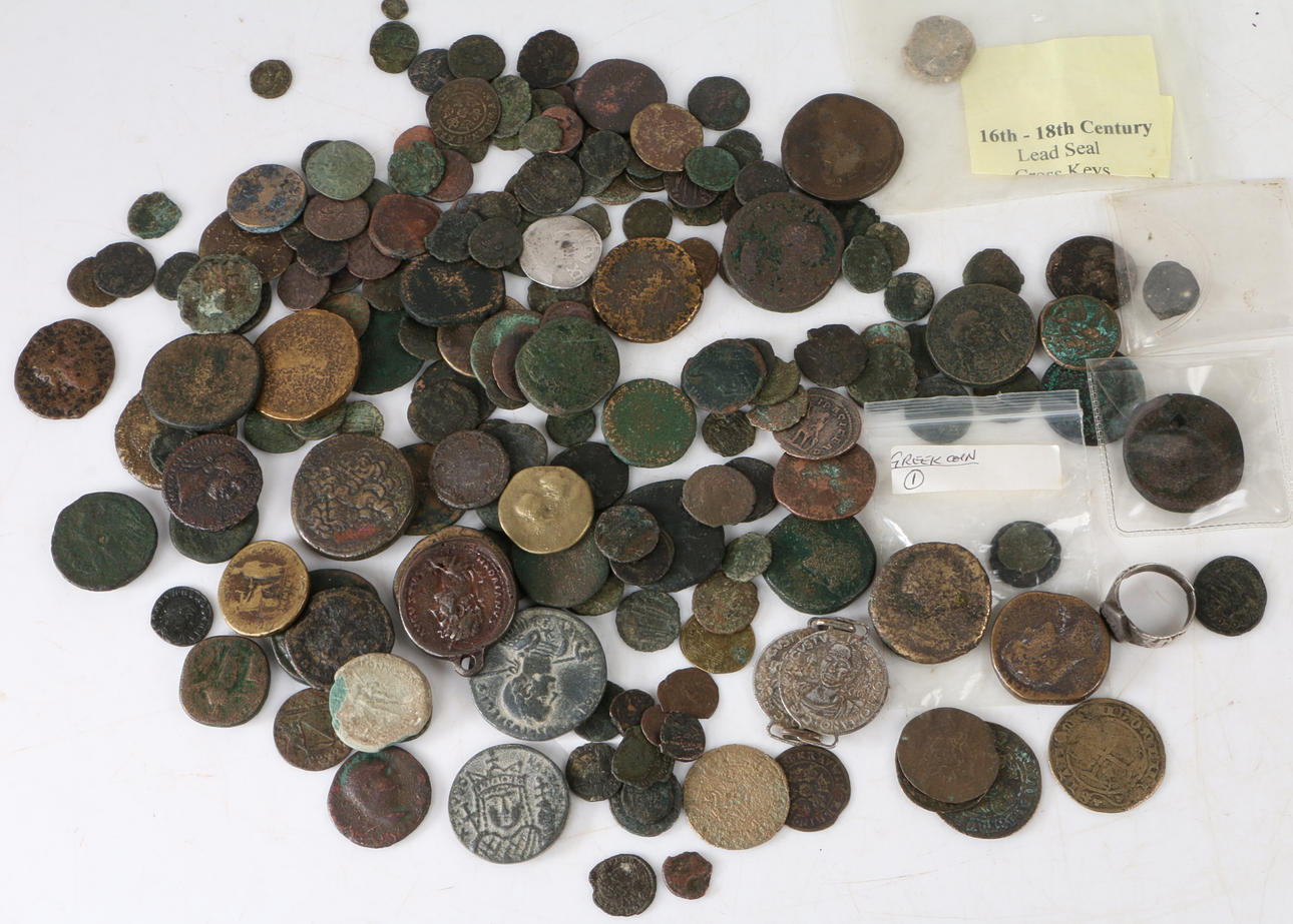 EN SAMLING GAMLA MYNT.