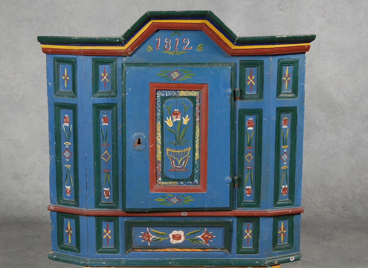 HÖRNSKÅP, allmoge, Skåne, 1700-tal.