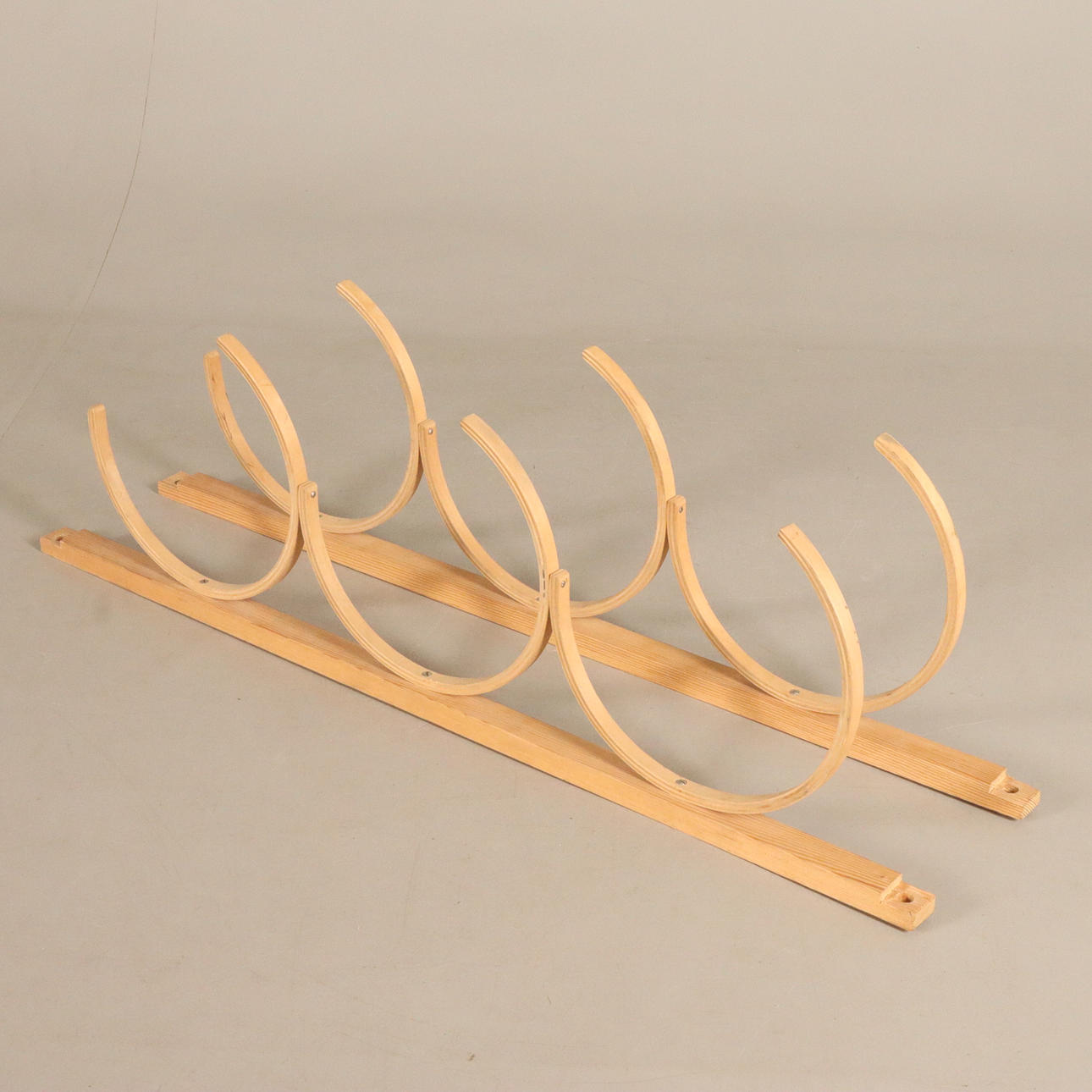 RITNINGSHÅLLARE, trä, 1900-tal.